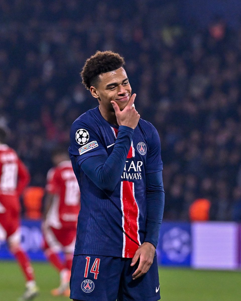 DOUE_FR's tweet photo. Comme son idole. 🌟🇫🇷🇧🇷

#PSGSB29 https://t.co/MZ9YTv5oFf