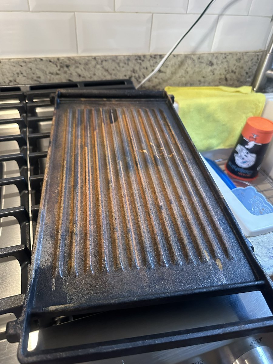 Berebarod's tweet photo. @Mabe no tengo ni un mes con la estufa y el comal está oxidado , algún comentario!?? Mabe , es la estufa de doble horno , carisiiima por cierto https://t.co/lVhiPKD0nY