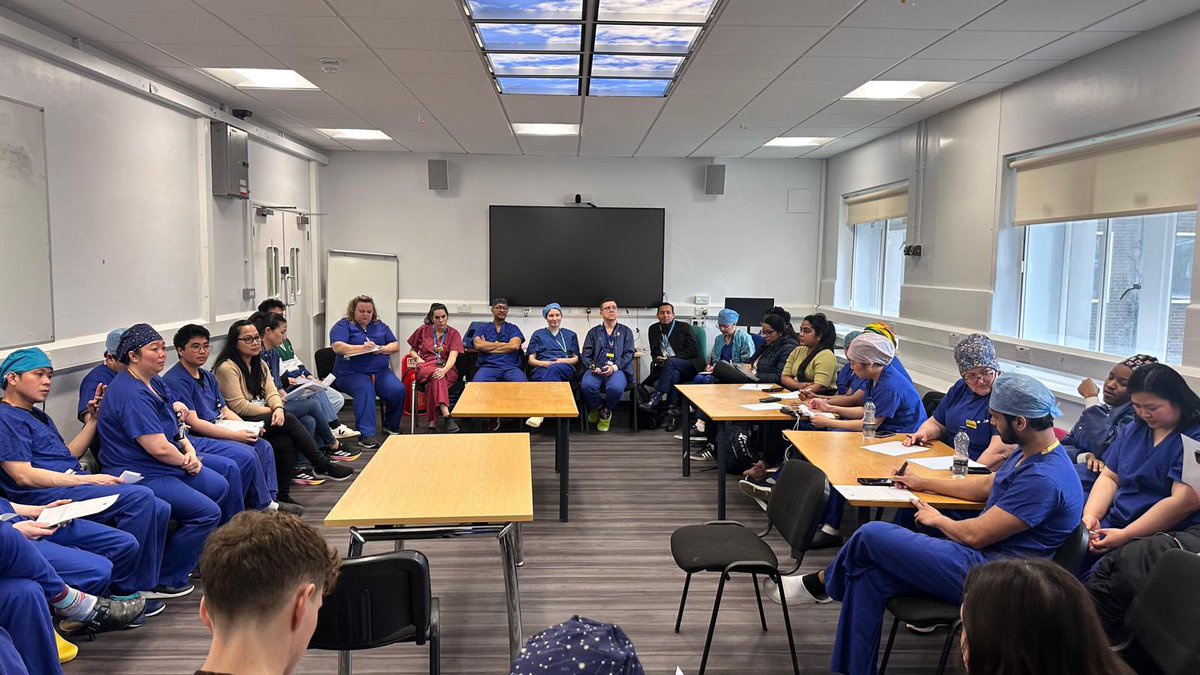 Robotic Emergency Simulation Training in Guy's today Wed 19/2/25. Practised Emergency undocking due to a medical emergency during Prostatectomy . Amazing teamwork and excellent performance.  <a href="/benchallacombe/">Ben Challacombe</a> <a href="/GSTTnhs/">Guy's and St Thomas'</a> <a href="/GuysUrology/">Guy's Urology News</a> <a href="/gunjeet99/">Gunjeet Dua</a> <a href="/GSTTanaesthesia/">GSTT Anaesthesia</a> <a href="/mariadiscalicau/">Maria Discalicau</a>