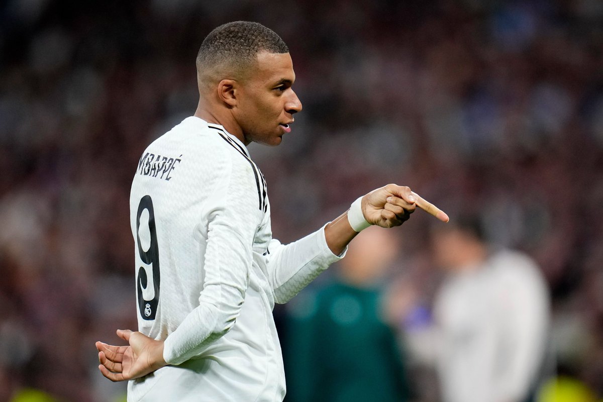 madrid_total2's tweet photo. Uno, dos, tres.

KYLIAN MBAPPÉ IS HERE! 🐢 https://t.co/viIMg2aF2s