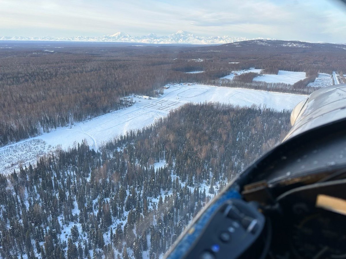 Check out this view of our kennel from the sky! ☁️ Thank you Udo from Sheldon Air Service for this great pic! 🐕🙌🏼 

#alaska #sleddogs #dogmusher #mushinglife #alaskalife