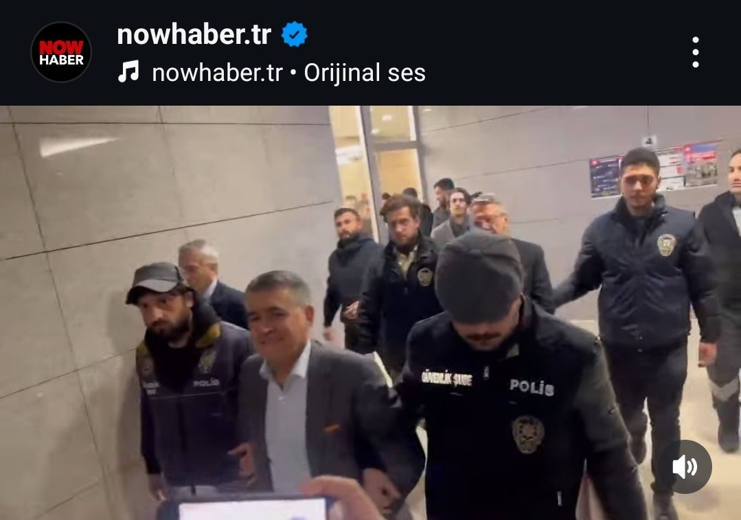 Önde Orhan Turan, arkada Ömer Aras... İkisinin de koluna polisler girmiş... Bu görüntüyü yatırımcılara nasıl anlatabilir Mehmet Şimşek?