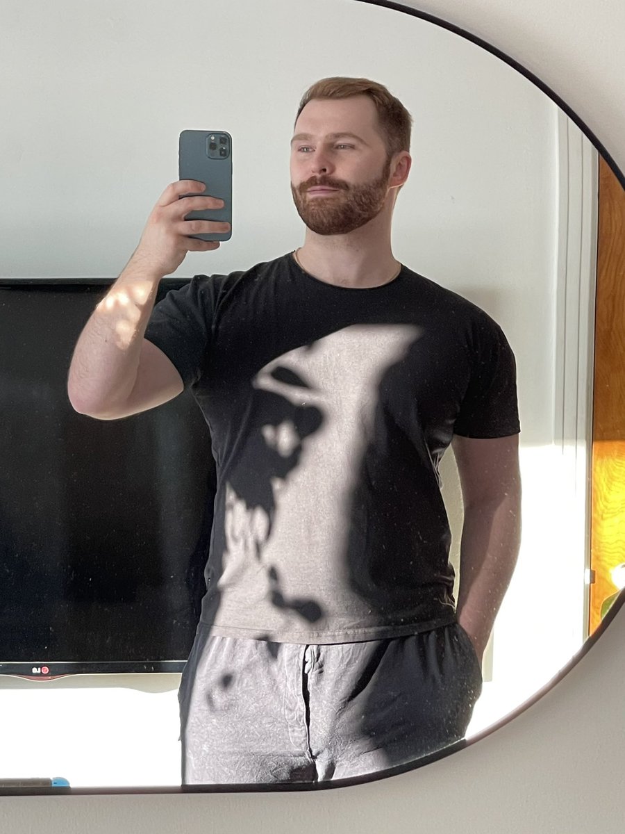 _XGUAY's tweet image. Can you guess what’s the shadow on my shirt?