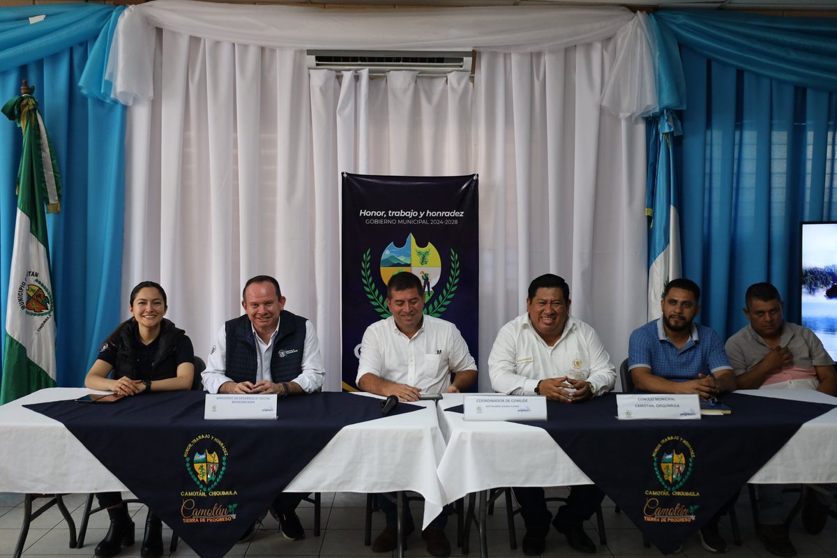 abelardopintom's tweet image. Hoy, en el Comude de Camotán, Chiquimula, junto a la Viceministra @MaMenaldo, presentamos el Registro Social de Hogares, la herramienta digital que el @Midesgt utiliza para identificar a nuevos beneficiarios de los #ProgramasSociales e iniciativas del @GuatemalaGob.
#RSHGuate