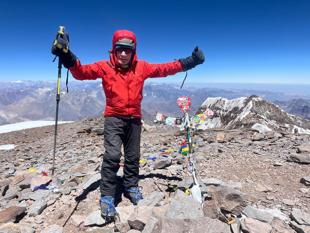 Carlos Soria (86 años) ha hecho hoy cima #Aconcagua (6962 m). A las 4 mañana salía C3 y al mediodía estaba en la cima tras superar 1.000 metros desnivel ¡¡¡Enhorabuena!!! 
La foto es de su gran amigo Luis Miguel Soriano. 
Ahora toca centrarse en su gran objetivo: el #Manaslu