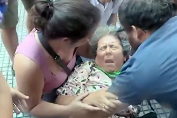 Milei, no sólo estafador, un desquiciado que reprime a los jubilados