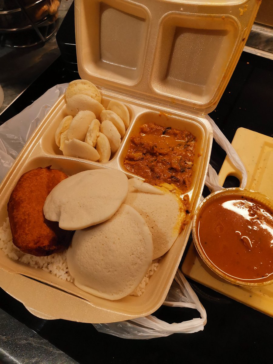 Wer von euch kennt sich mit indischem Essen aus?

Grad über Too Good To Go für 5€ ne Überraschungstüte abgeholt.
Ich habe keine Ahnung, was das ist 😄

Sind so weiße, fluffige Ufos. In groß und klein. Ungewürzt, schmecken fast nach nix. 

Aber es ist schön scharf 🤤🥵