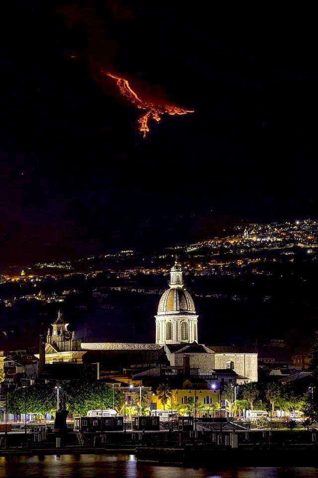 Eruption on Mount Etna gives the illusion of a Phoenix in the sky 🐦‍🔥🌋