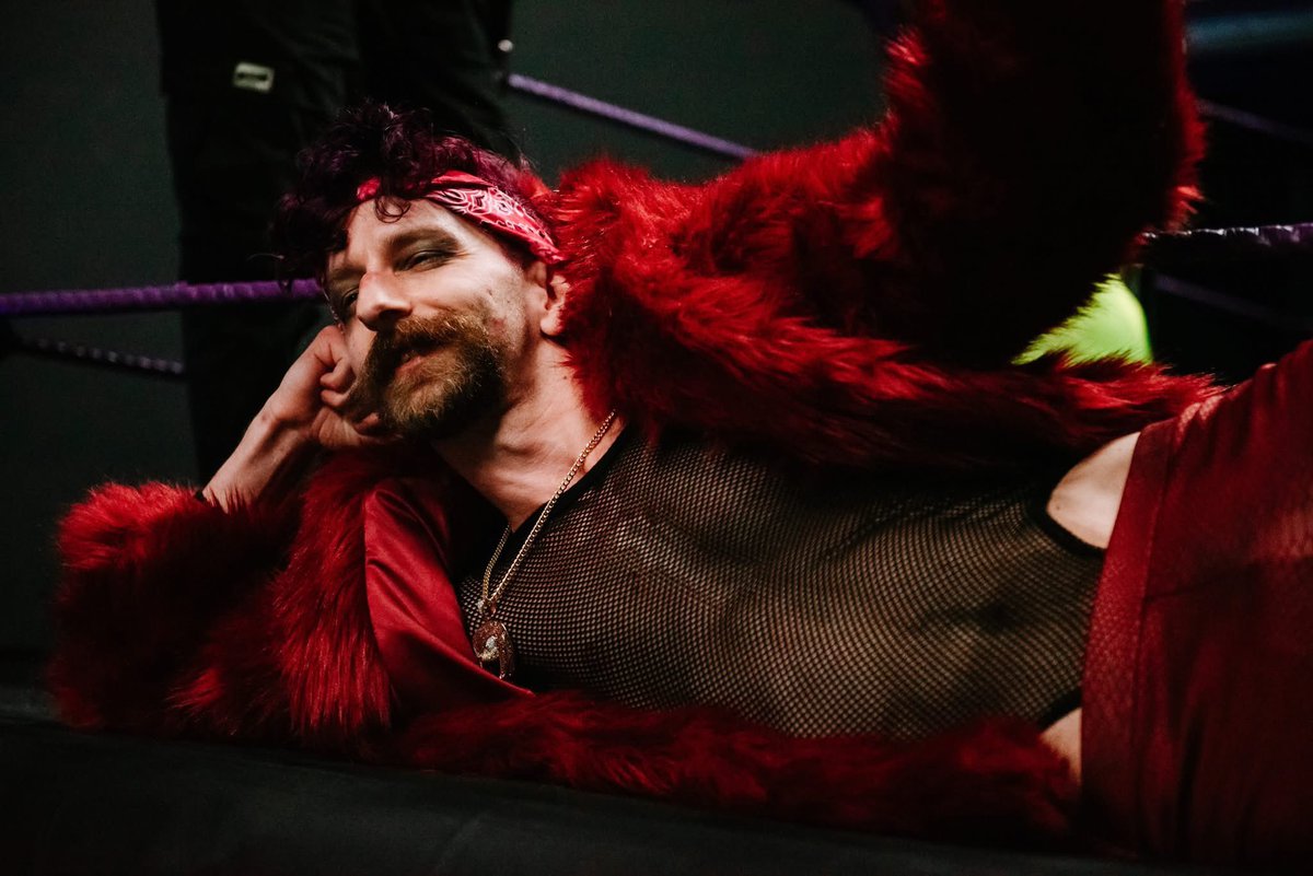allcaps_PHIL's tweet image. these are the best photos ever taken of me
credit to @theheaddrop on instagram
