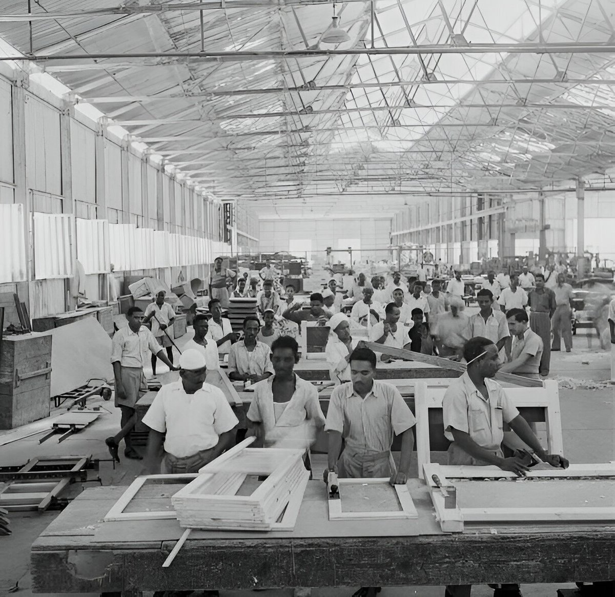Sudanhistory280's tweet photo. 20 ابريل 1949 – ذكرت مصادر عليمة ان مكتب العمل بحكومة السودان قد اصدر لمكتب (شركة الزيت العربية-الأمريكية) بالخرطوم أمرا يحظر فيه سفر العمال السودانيين للعمل في المملكة العربية السعودية في الوقت الحاضر وذلك بحجة نقص الأيادي العاملة بالسودان وحاجة البلاد للاستفادة منهم في المشاريع المحلية. (صحيفة البلاد السعودية)