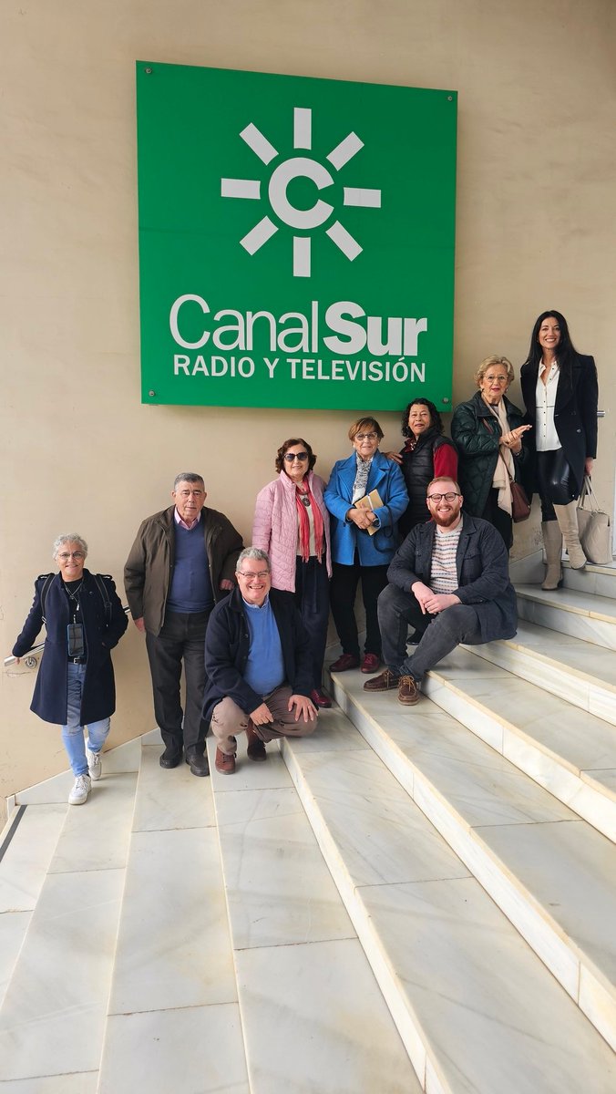 Gracias a <a href="/adirecto/">Andalucía Directo ❎</a> <a href="/canalsur/">CanalSur</a>  y especialmente a <a href="/ModestoBarragan/">Modesto Barragán</a> por la experiencia que nos regalaron ayer. Mi alumnado disfrutó y yo más aún entre focos, cámaras y platós 🎤🎥, sin quererlo fue un gran regalo por mi cumpleaños🎂 🤗