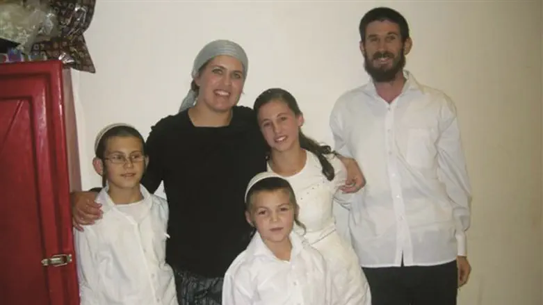 זוכרים אותם?
שם כסף שיש בתל אביב מאות ואולי גם אלפי אנשים שבכלל לא מזהים במי מדובר.
אילו רק היינו מזדעזעים אז מהטבח באיתמר, כאילו הוא התחולל בתל אביב וראשי מערכות הבטחון לא היו מבלבלים במוח עם תיאוריות על מפגע בודד, כנראה שלא היינו עושים היום עסקאות עם השטן.
יש אפילו מצב לא רע