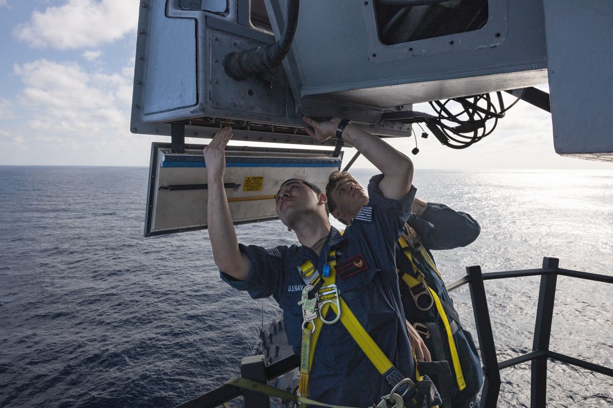 USNavy's tweet photo. #USNavyPhotosoftheDay:
1️⃣ #USSOscarAustin conducts emergency flight deck drill 2️⃣ VBSS training 3️⃣ #UNREP from @MSCSealift USNS Laramie and 4️⃣ maintenance aloft in Mediterranean Sea. #DDG79 is underway in @USNavyEurope AOR
#AmericasNavy250
👉 https://t.co/aZddB6hxYf https://t.co/9MkUoI6m4L