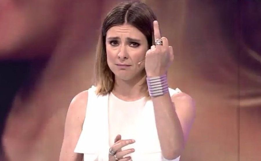 mayradevs's tweet photo. poco se habla de que Andrea se habrá enterado AHORA por la emisión del programa de cómo eran de verdad Anita y Bayan, no perdono no tener su reacción en prime time  #LaIslaDeLasTentaciones11 https://t.co/c1zwXXgbJF