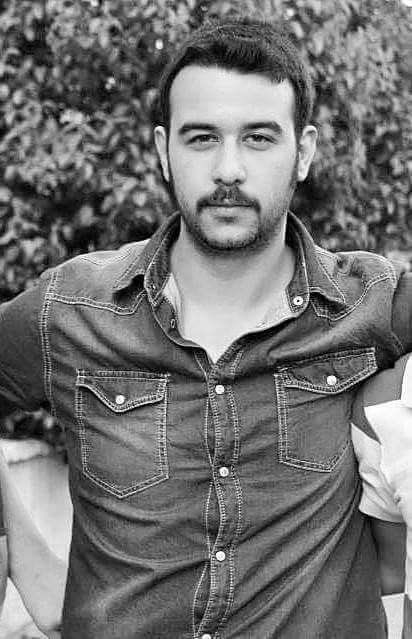 Ben Fırat Yılmaz ÇAKIROĞLU.
PKK’lı itlere,mertçe,yiğitçe karşı çıktığım için öldürüldüm.
Beni öldürenler senin verdiğin vergilerle yapılan okulda, her gün sana,devletine,bayrağına,ülkene, kitabına  küfür ediyorlardı.
Susamazdım! 

Ölüm yılar, Fırat Yılmaz!

#FıratYılmazÇakıroğlu