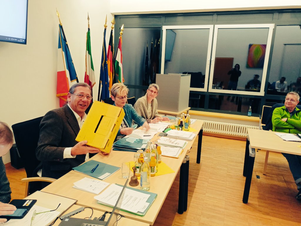 JoGoebel's tweet photo. Starke Gemeinderatssitzung in #Neulingen bis eben 💬. Mit einer nicht erwarteten Wahl und überraschendem Ausgang 🗳️. Bin dann heimgelaufen 🥾und schreibe jetzt den Artikel ✍️ für die #BNN 📰. https://t.co/Ih64DpLpb6