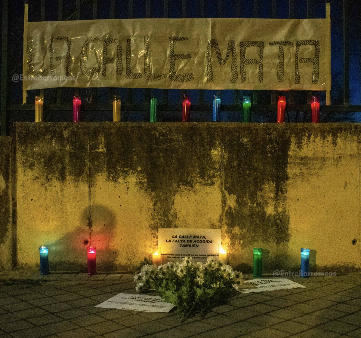 EntreBorromeos's tweet photo. Ayer un joven refugiado de 29 años era encontrado muerto, en la calle, justo detrás del albergue de donde había sido expulsado. 
Una quincena de vecinas y vecinos hemos rendido un homenaje póstumo en el lugar donde vivió y murió.

https://t.co/APkOifNvrO

#laCalleMata https://t.co/dSYYNZnDw1
