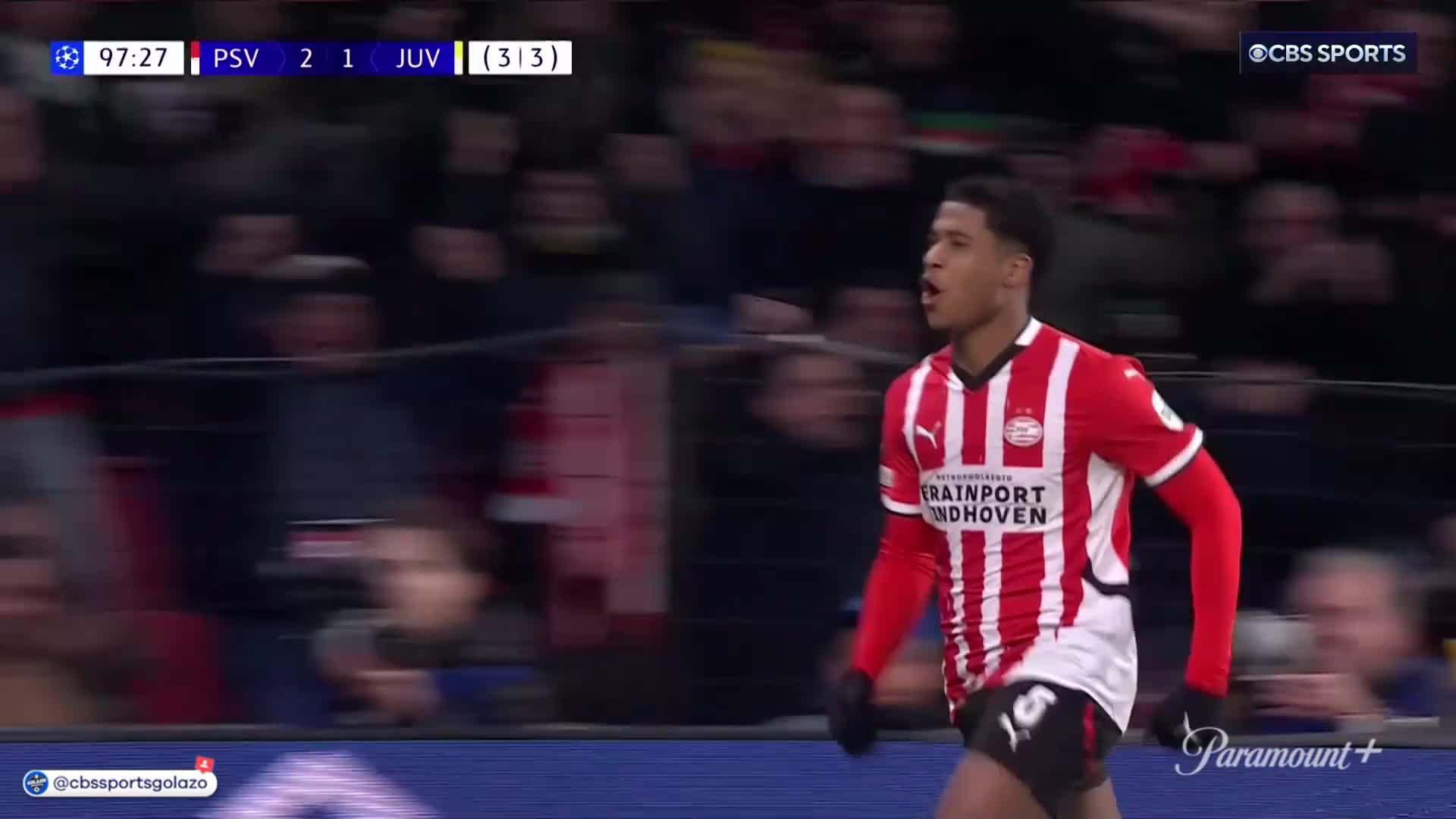 Ryan Flamingo cleans up the chaos in the box for PSV! 🇳🇱