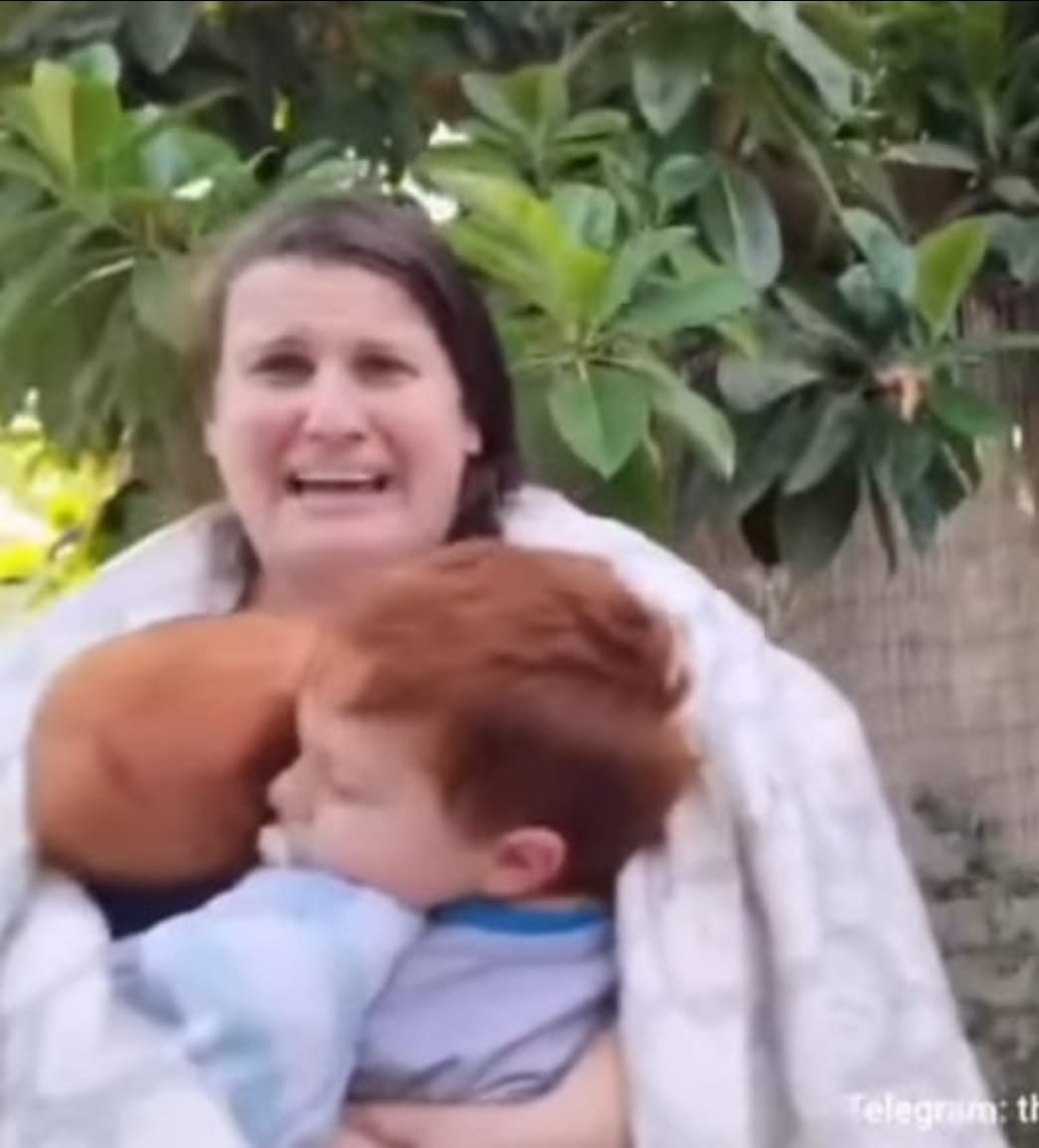 התמימים והקדושים האלו הופקרו פעמיים:
ב-7 לאוקטובר  וכשלא הוחזרו ב-8 לאוקטובר.
למען כסף, כסאות וכסת"ח של נאשם בפלילים ושל מלחכי פינכתו המתועבים.
זו התמונה שחרט לדיראון עולם ע"י שר ההיסטוריה מתקופת שלטונו של נתניהו וחבר מרעיו המרושעים.
"ארץ אל תכסי דמם..."