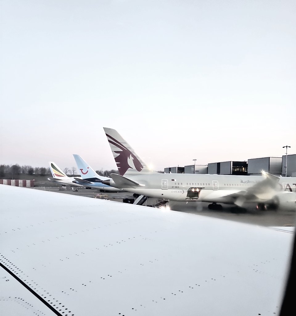 Kota terakhir sebelum Kutub Utara itu namanya Longyearbyen. Berada di gugusan pulau Svalbard, Norwegia, dengan penduduk sekitar 2200-an orang. Uniknya, di sana masih bisa kita jumpai beberapa pekerja migran asal Filipina.

Di Inggris, perawat asal Filipina bekerja di ratusan
