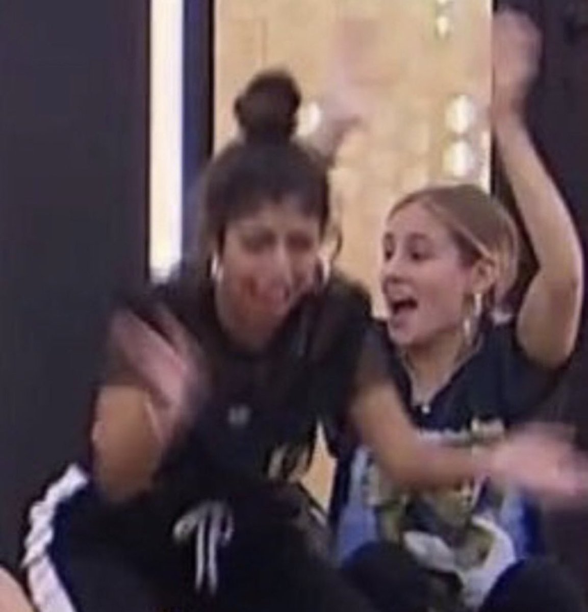 #LaIslaDeLasTentaciones11
Bayan:A ver si se le ve la auténtica cara a Borja.
Steffany:Qué cara,si él está soltero,parece q te molesta q esté con Alba.
JAJAJJAJAJAAJAJA VAMOS STEFFANY EN LA BOCA!!!