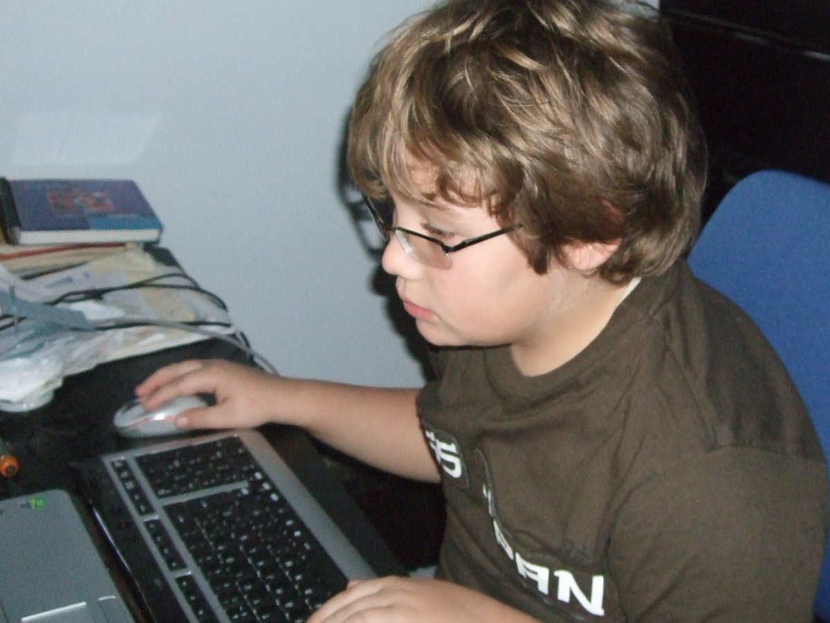 prendí stream, si, yo....

vamos a jugar worlds of tanks con un primo mio (es enano y lo amo) osea roru=carre
estas invitado :)
kick.com/unicornio