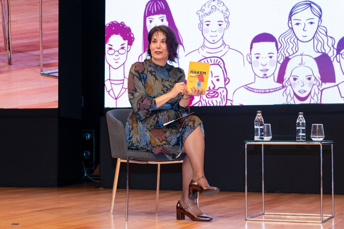 Yeri ve zamanı gelmişken paylaşayım. Sevgili Itır hocam ile katıldığımız bir etkinlikte kitabımın tanıtımını yapmıştı.
TÜRKİYE’de HAKEM OLMAK YA DA OLAMAMAK. Bütün mesele bu!!!!!