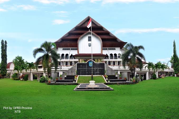 MEDIAunram's tweet photo. [BERITA]
Ribuan Mahasiswa Siap Geruduk Gedung DPRD NTB Buntut Kebijakan Efisiensi Anggaran

https://t.co/NHrrkYqwEL

Hari ini Aliansi Mahasiswa dan Rakyat NTB Melawan akan melakukan aksi. Mohon doa dan dukungannya kawan-kawan 🙏🏻🙌🏻 https://t.co/hQJgx50inN