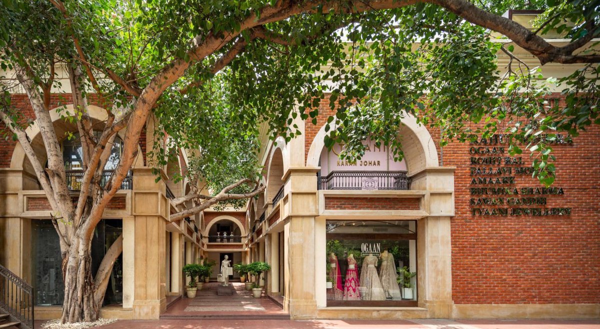 commdesignitp's tweet image. Kutub Boulevard: A luxury retail store design by Habitat Architects✨

@zafarhabitat 

Read More - commercialdesignindia.com/projects/kutub…

#retaildesignstore #retailstore #retailspace #habitatarchitects #officedesigns #officedesk #commercialoffice #commercialbuilding #commercialdesignitp