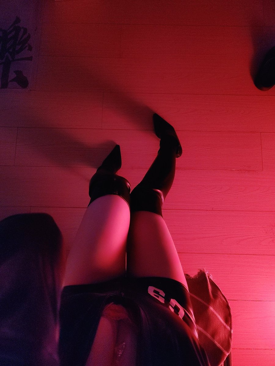 nlin20913's tweet photo. 我的长靴只有我的奴才可以碰 #bdsm #女王 #女s #虐待 #调教 #香港 https://t.co/TQAnQLbTOU