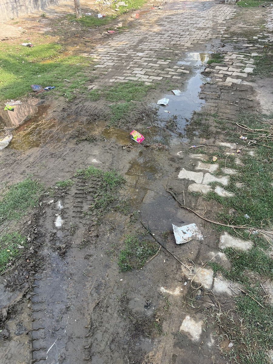 HarshitMaurya4's tweet photo. @NagarNigamGkp @Dm_Gorakhpur @sdmsadartehsil @AU_GKPNews @Commissionergkp @myogiadityanath @ravikishann 
Ward 37 Adityapuri colony near Lala aata Chaki 
This is the condition of water pipeline after repeated complaints no one is concerned about repairing 
Please look https://t.co/ziLE9nJ5do
