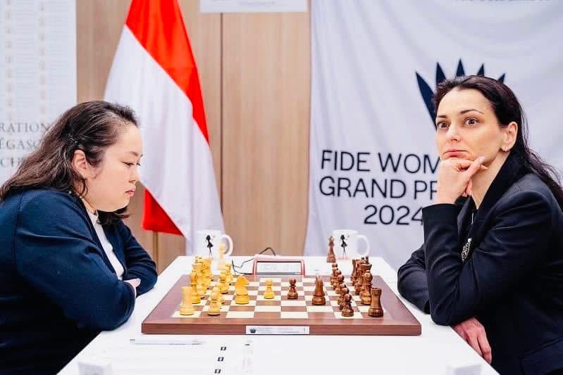 Мөнгөнтуул гэж манай гаригийн топ 100хан шатарчны нэг ш дээ
Бөмбөрцгийн 12 дах хатан хаан Александра Костеньюкыг аваад заллаа. 

МӨНГӨӨГИЙН ЭХНИЙ ХОХИРОГЧ АЛЕКСАНДРА КОСТЕНЬЮК
Хүнтэй танилцахдаа МӨНГӨӨ гэж бариа хийдэг ар халхын атаман МӨНГӨНТУУЛ харийн нутагт ч рекетээ