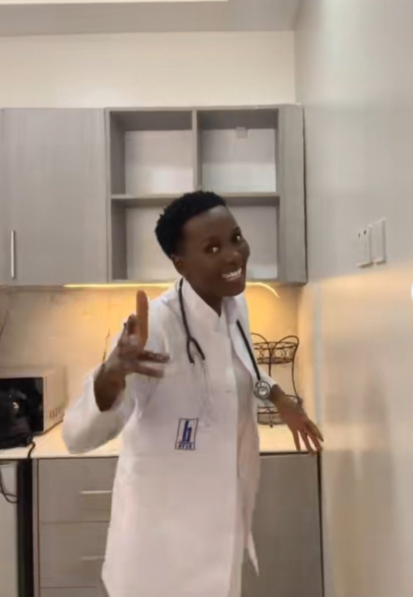 ElizabethK18610's tweet photo. Meanwhile am passing through TiktokI see Azawi vibing to kitaka's Ekyange songShes wearing a white coat and stethoscope Then someone comments "respect the coat please". Omwana kubye mune pointMbu "there's  nothing special with the coat, Nabatema enyama bazambala" #Azawi https://t.co/LYL7Xc3Pcu