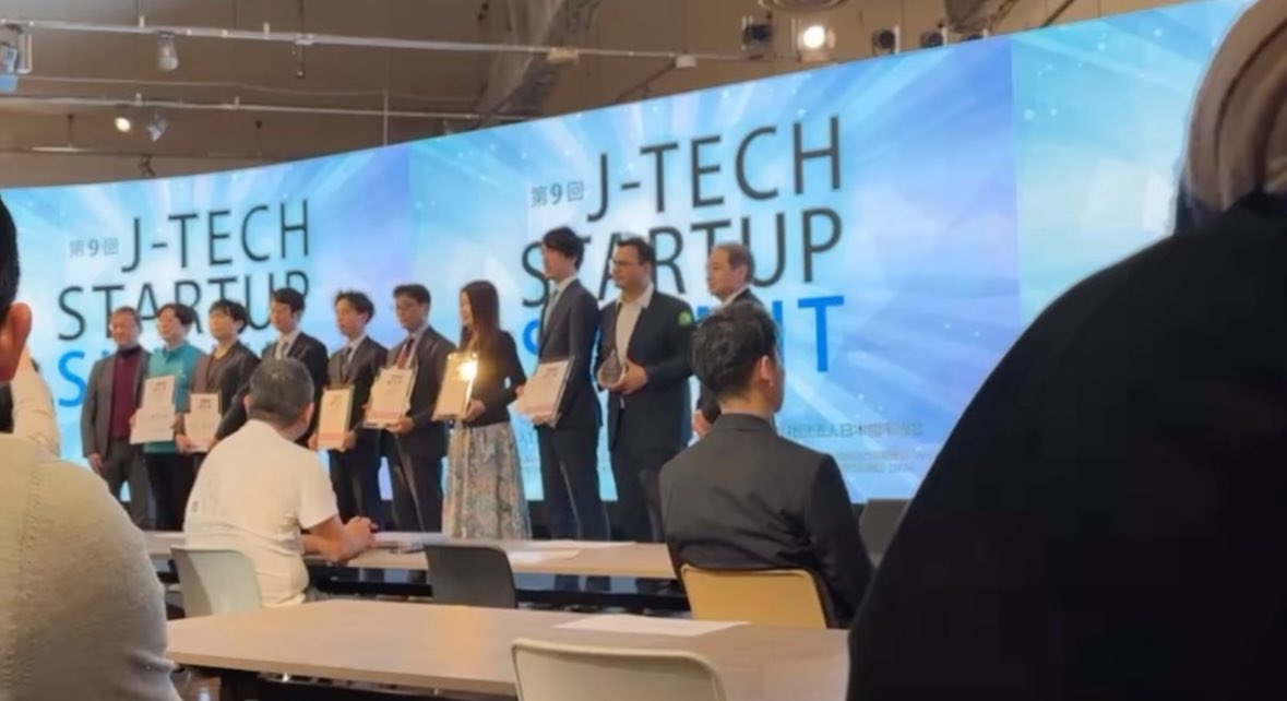 maris_creative's tweet photo. 昨日はJ-TECH STARTUP SUMMITで認定証を授与しました✨👏

マリスの代表和田もプレゼンをし、たくさんの方にブースをご覧頂きたいへん好評でした！

これからマリスもまだまだ頑張りますので成長お見守り頂けたら幸いです🍀 https://t.co/VLkpX3kv9H