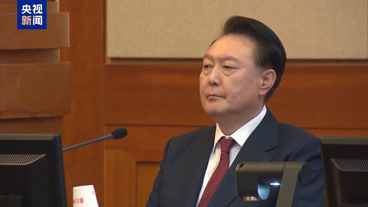 Chinadaily_CH's tweet image. 【韓國法院啟動尹錫悅涉嫌發動內亂案審理程序】
據報道，當地時間20日上午10時，#韓國 #首爾 中央地方法院啟動總統 #尹錫悅 涉嫌發動內亂案的審理程序。法庭當天進行審前準備程序，並審查撤銷拘留尹錫悅的申請。