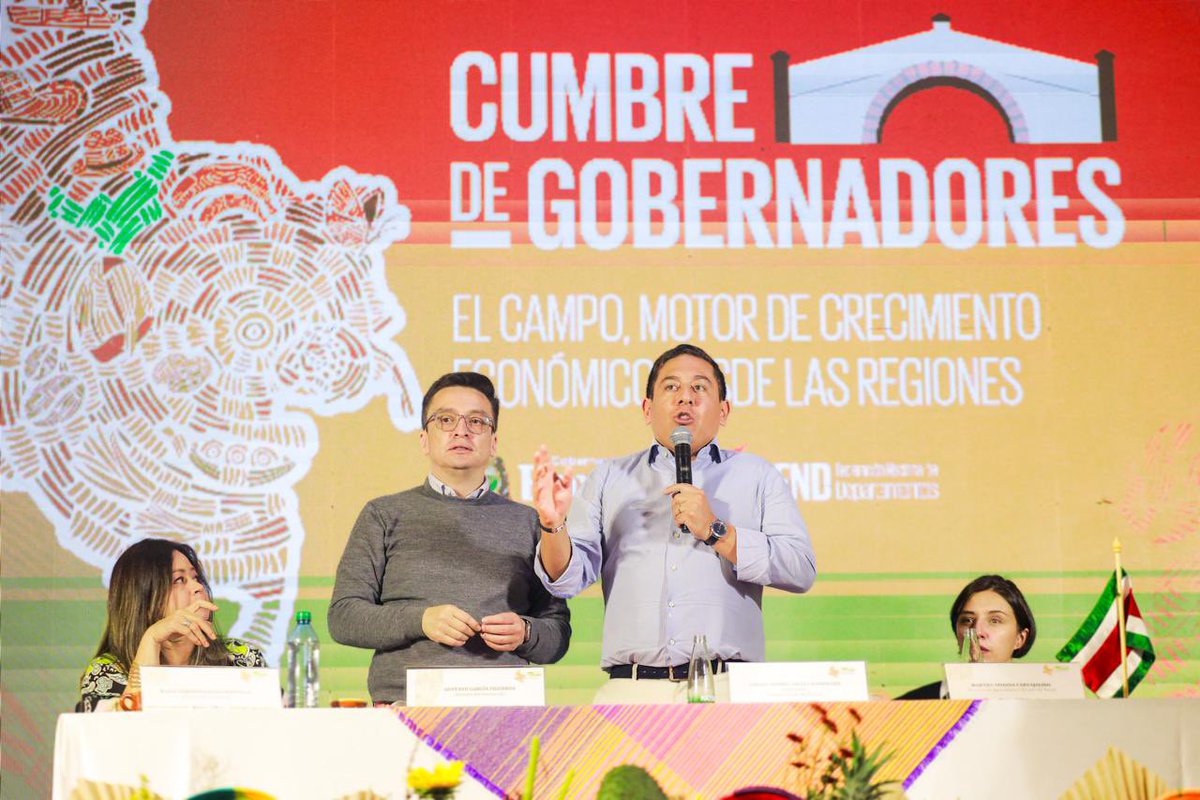 CarlosAmayaR's tweet photo. En el marco de la #CumbrePorElCampo, dialogamos con los gobernadores y tres carteras  clave para el desarrollo del campo: Agricultura, con la ministra @MCarvajalinoV; Transporte, con la ministra @maferojas; e Interior, con el ministro (e) @GustavoGarcia_F 🤝🏻.

Junto a ellos abordamos situaciones que afectan a los agricultores, explorando alternativas y proyectando rutas de acción para el avance de la ruralidad como motor de crecimiento económico nacional.