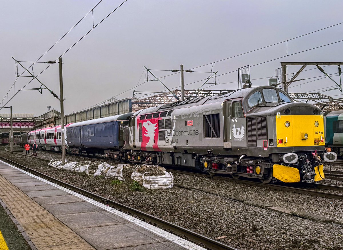 SydneyBridgeTMD's tweet image. Shift 3/4 ✅ Here’s 37901 ‘Mirrlees Pioneer’ and  37510 ‘Orion’ top &amp;amp; tail with 197023 sandwiched on the UDL at Crewe working 7B42 Crewe South Yard to Crewe Carriage Sidings on my walk to work this afternoon 19/2/25 #Class37 #Tractor #Class197 #RailwayPhotography