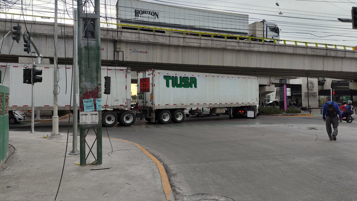 DRamirez1707's tweet photo. @makugo @SSPMQueretaro @qromunicipio @POESQro esto es lo que está pasando todos los días en el cruce de 5 de febrero y Epigmenio González, vueltas que se supone son prohibidas tapando la circulación y poniendo en riesgo la seguridad de conductores y peatones. https://t.co/r7KH28Xxej