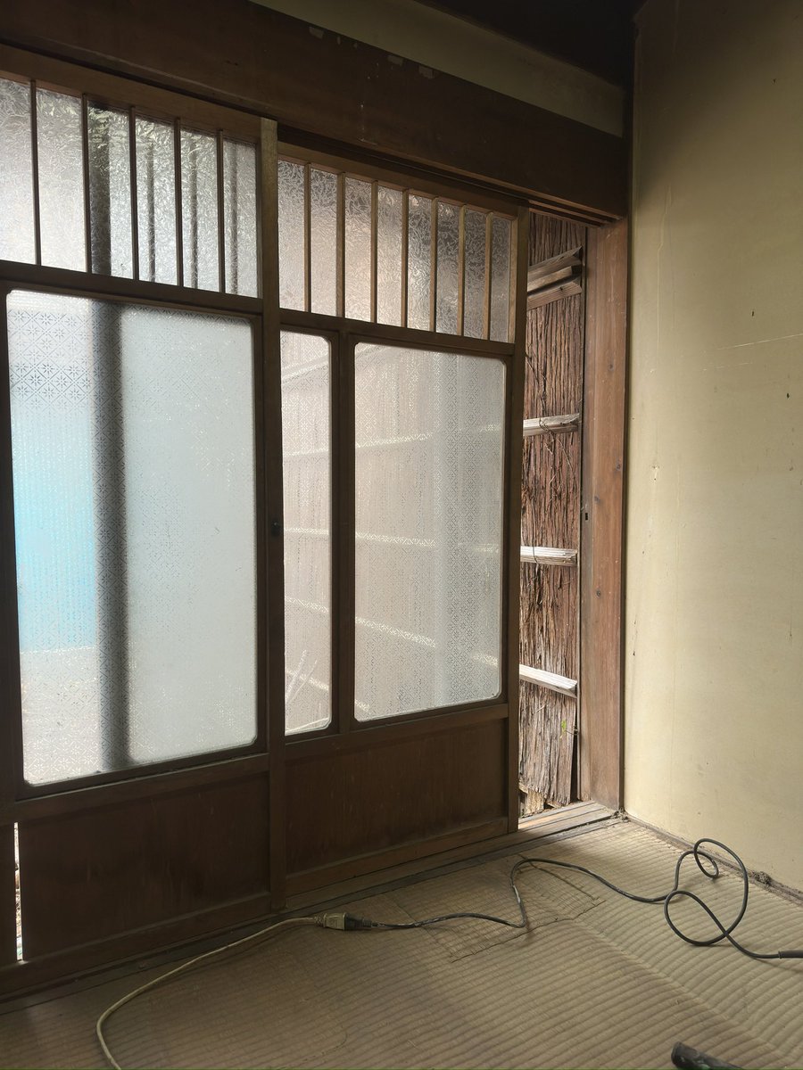 本格的に始まった
ちょろちょろすると
職人さんの邪魔だから
茶室の修理してる
二畳の茶室