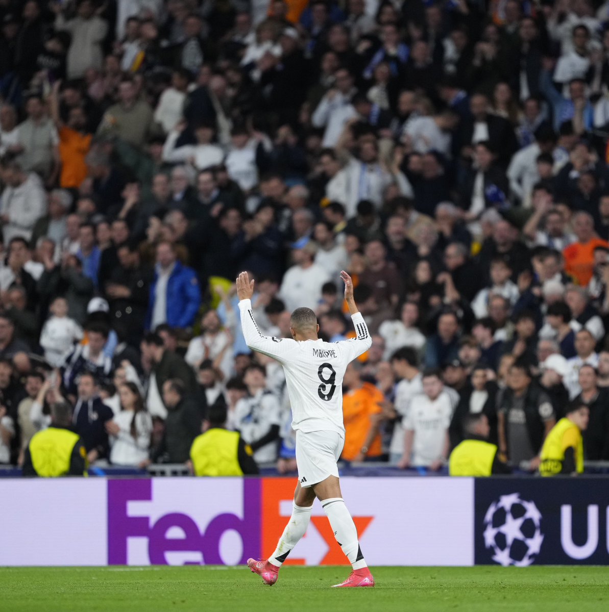 KMbappe's tweet image. Así son las grandes noches de Champions en el Bernabéu ??!!! 🤯🤯🤯