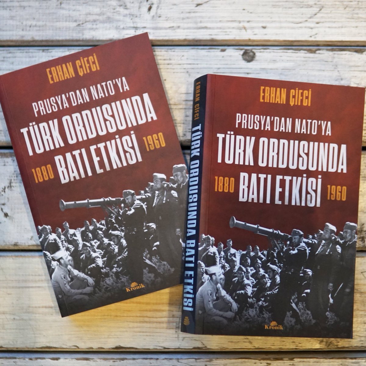 Kronik Kitap (@kronikkitap) on Twitter photo Askerî tarihçi Dr. Erhan Çifci (<a href="/dunyaharptarihi/">Erhan Çifci</a>) tarafından Amerikan, İngiliz, Alman, NATO ve Türk arşiv belgelerinden yararlanılarak hazırlanan "Türk Ordusunda Batı Etkisi", Osmanlı/Türk ordusundaki Batı etkisini kara kuvvetleri özelinde inceliyor.
🔗: kronikkitap.com/kitap/turk-ord… Askerî tarihçi Dr. Erhan Çifci (<a href="/dunyaharptarihi/">Erhan Çifci</a>) tarafından Amerikan, İngiliz, Alman, NATO ve Türk arşiv belgelerinden yararlanılarak hazırlanan "Türk Ordusunda Batı Etkisi", Osmanlı/Türk ordusundaki Batı etkisini kara kuvvetleri özelinde inceliyor.
🔗: kronikkitap.com/kitap/turk-ord…