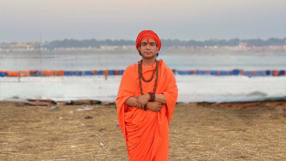 ॥आत्मा का रहस्य॥
प्राचीन काल में, एक महान ऋषि, जिनका नाम देवव्रत था, हिमालय की गुफाओं में तपस्या कर रहे थे। उनका हृदय जिज्ञासा से भरा था—“आत्मा क्या है? यह कहाँ स्थित है? क्या यह शरीर से परे है?”
एक दिन, जब वे गहन ध्यान में थे, एक दिव्य प्रकाश प्रकट हुआ। वह प्रकाश कोई और नहीं,