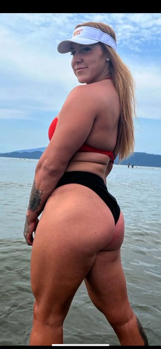 Happy Wide Soled Wednesday 🤗👣 My awesome friend with big Sweaty Gym Soles 🏋🏻‍♀️🦶🏻🦶🏻size 11 sweaty smelly soles ! Go give her a follow <a href="/MuscleMonmy/">Muscle Monmy</a>🦶🏻 Can do custom vids and pics request and has premade content 🤩#feet #soles #bigsoles #sole