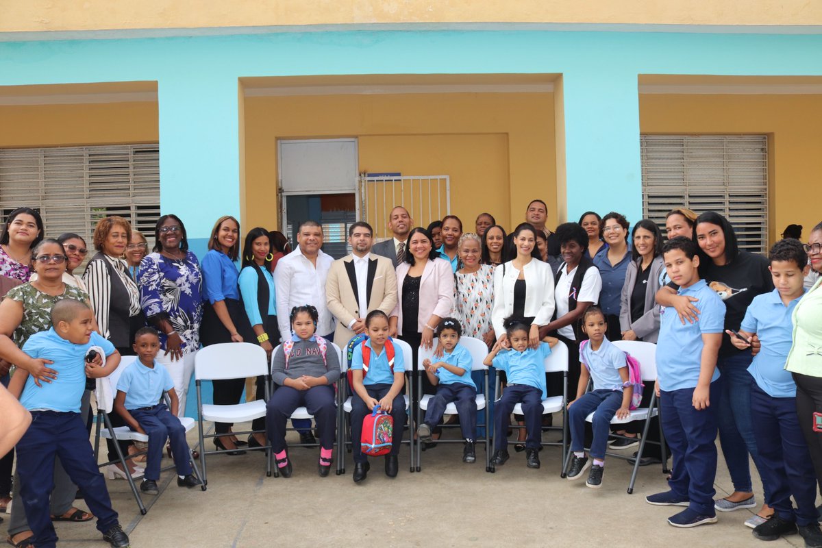 Compartimos con niños y niñas estudiantes con capacidades diferente del Centro Educativo Prof. Miguel Ángel Pérez Sierra del sector de Sabana Perdida, donde estrechamos vínculos y aportamos un grano de arena para la continuidad de esta aula inclusiva que funciona en el plantel.