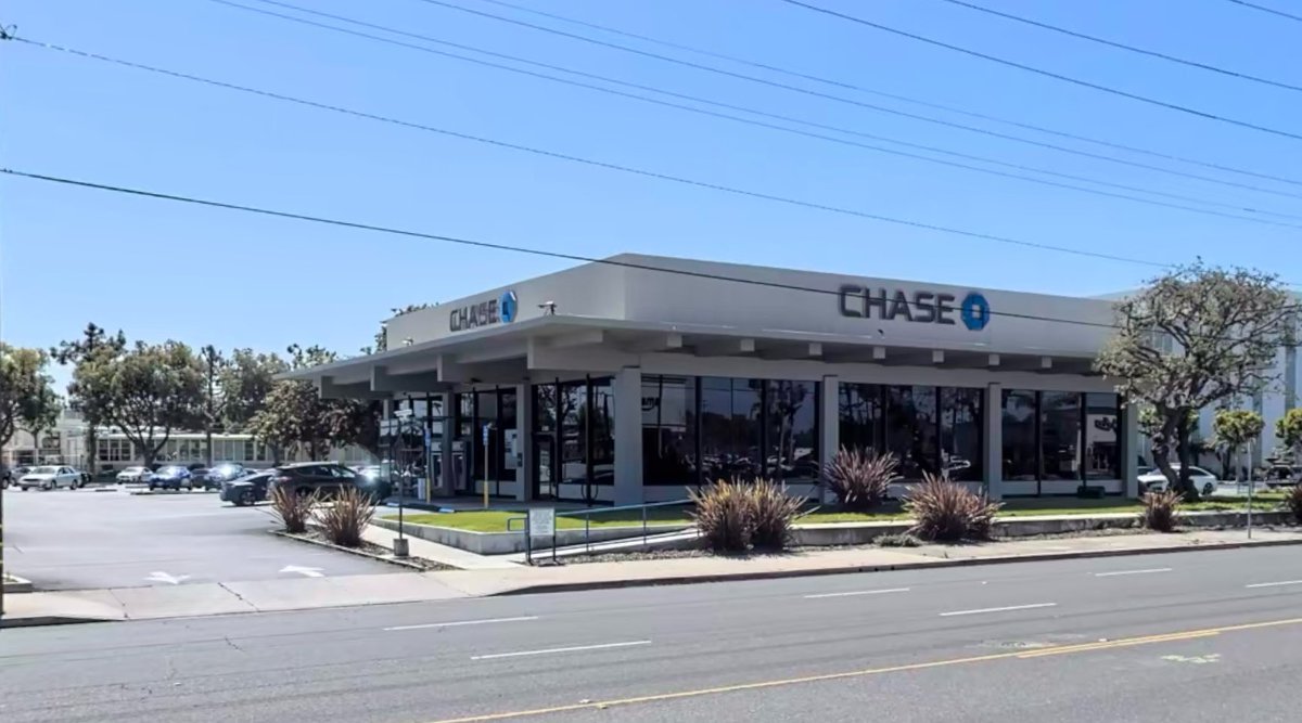 Armed Suspect Robs Brink’s Armored Truck Outside Chase Bank

longbeachlocalnews.com/2025/02/19/arm…