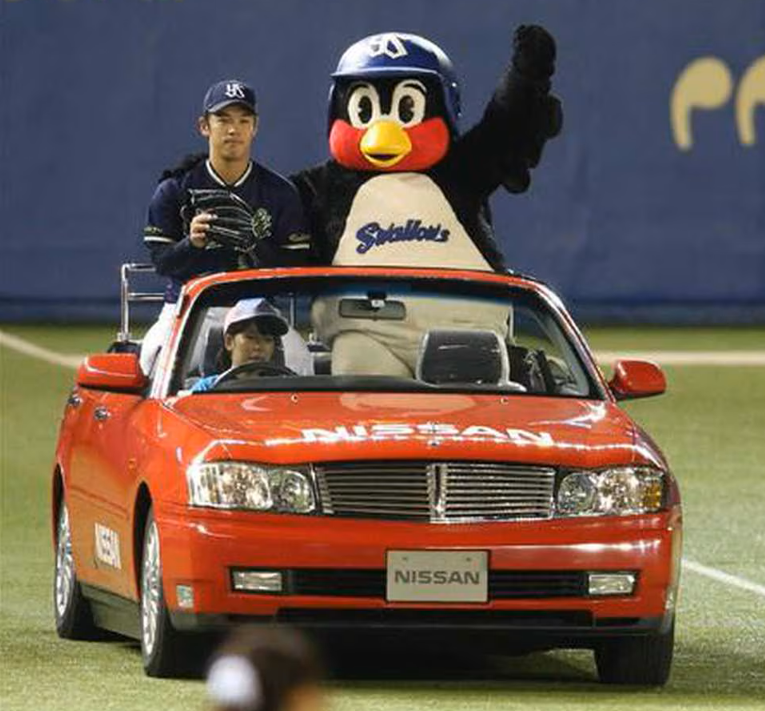 つば九郎の写真だと、これが一番好きだな。 2017年、チームの成績が散々で、オールスターに出られたのがライアン一人だった時。 ファンが感じていた惨めさを吹き飛ばしてくれたのがつば九郎だったよ。
sanspo.com/article/201707…