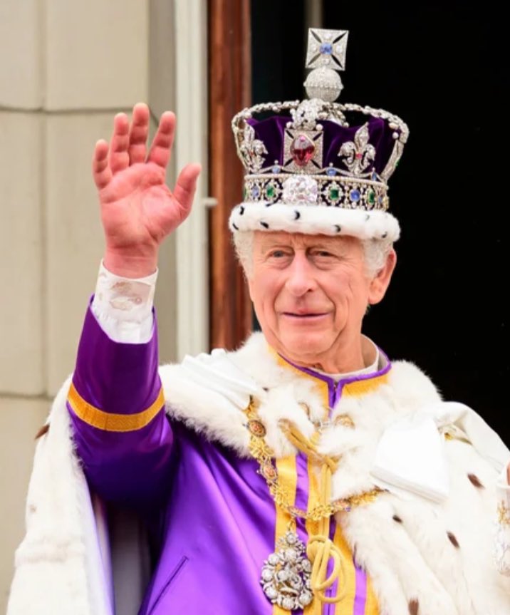 Jaesellbb's tweet photo. Why is this fucking piece of shit wearing a princess tiara? Fucking thing is so small and has little diamonds in it. Like seriously. At least Charles has a real kings crown that fits appropriately!!🤣😂🤣😂 https://t.co/2snsNWwhOu