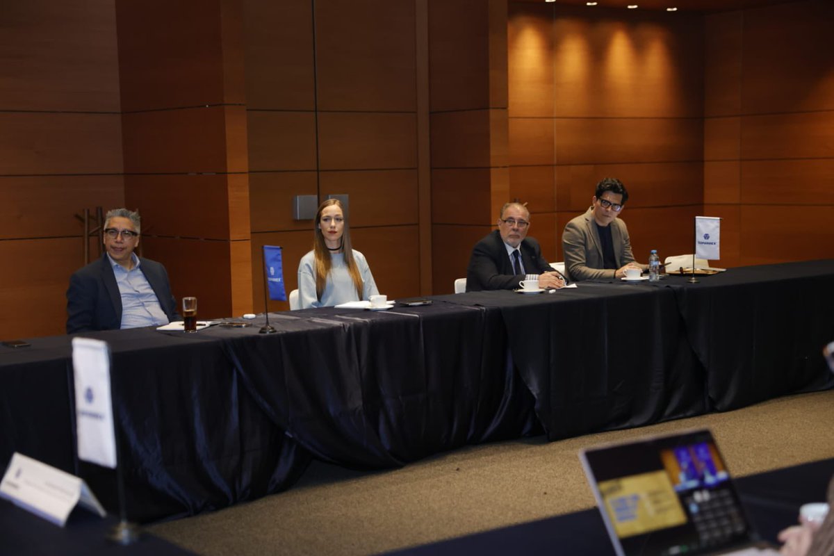 🔵 #JuntasNacionales | En la sesión de nuestra Comisión Nacional de Capital Humano, nos acompañó Héctor González nos compartió cómo <a href="/FEMSA/">FEMSA</a> ha integrado procesos digitales, destacando el papel clave de la tecnología y la #InteligenciaArtificial para la innovación y desarrollo de