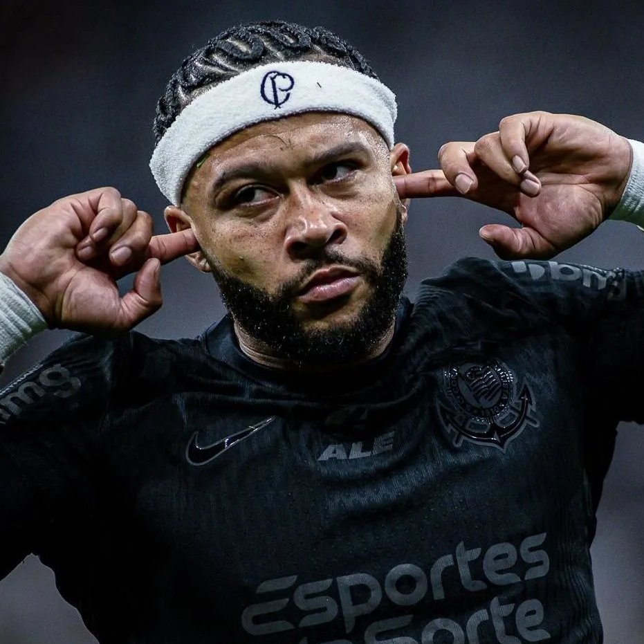 poptime's tweet photo. Maisa e Memphis Depay, jogador do Corinthians, estão vivendo um romance, segundo Jornal Correio. https://t.co/Sj5JQZg2N6