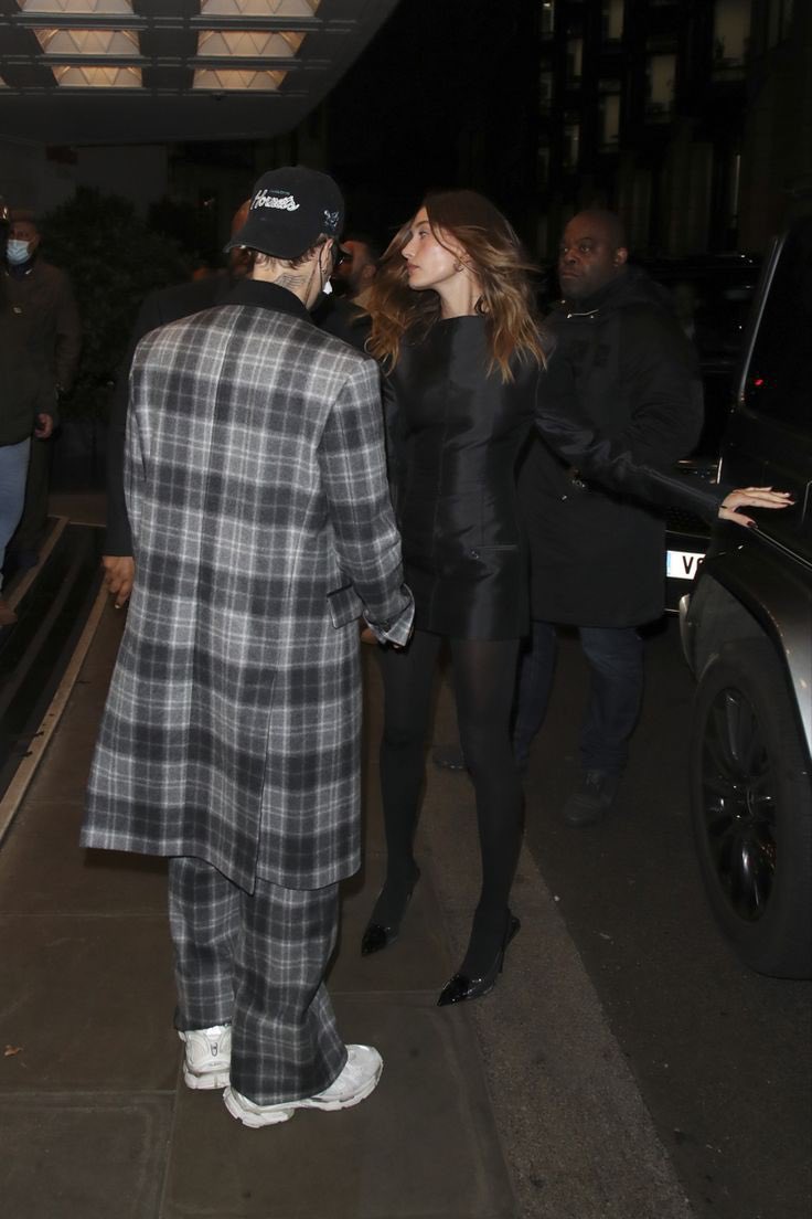 es increíble como hailey logra que los ojos estén puestos solo en ella teniendo al lado al mismísimo justin bieber, mis respetos reina